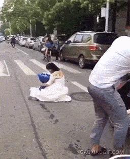 佛前一跪三千年，未见我佛心生怜；莫是尘埃遮佛眼，原是未献香火钱；佛若不贪，为何要世人供奉？