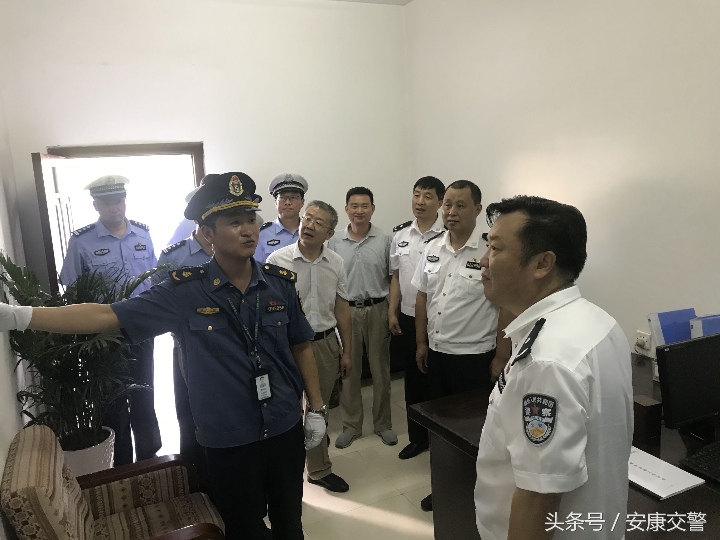 政府领导看望慰问一线执勤人员,公安局长慰问雨中执勤交警