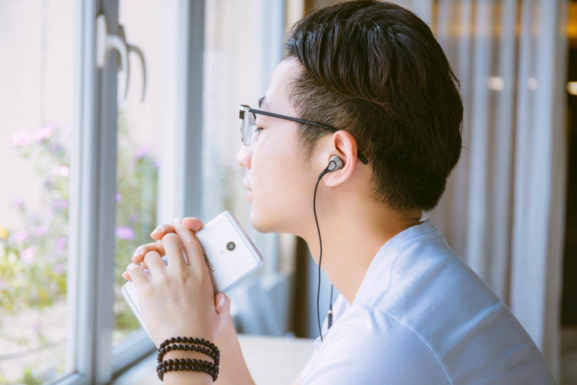 你信不信，魅蓝这Flow耳机的舒适感，总让你忘记一件事