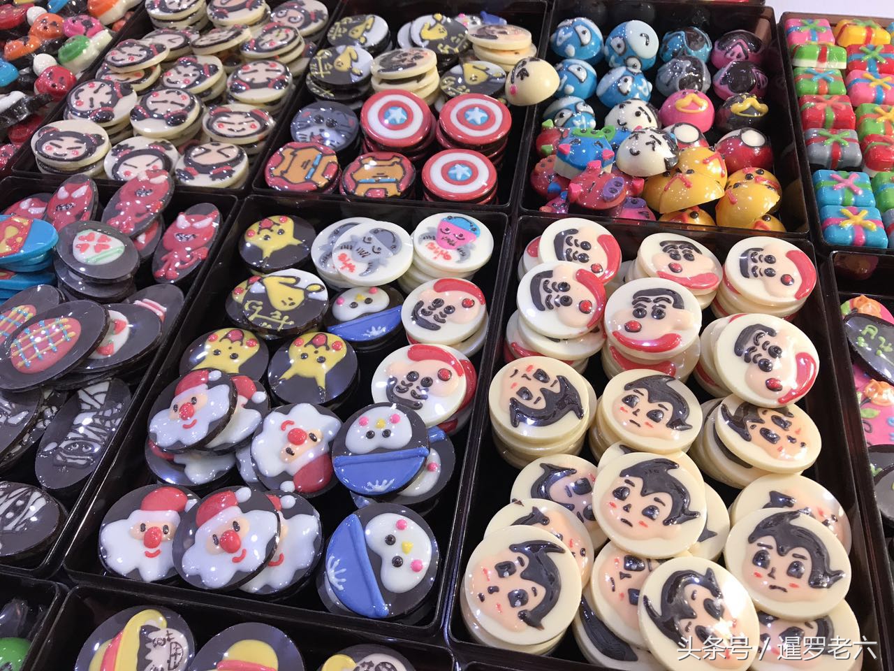 泰国的卡通彩色巧克力真可爱！两元一块，阿童木、神奇女侠全有！