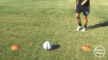 足球正脚背长传球教学,怎么让足球新手快速学会踢弧线球