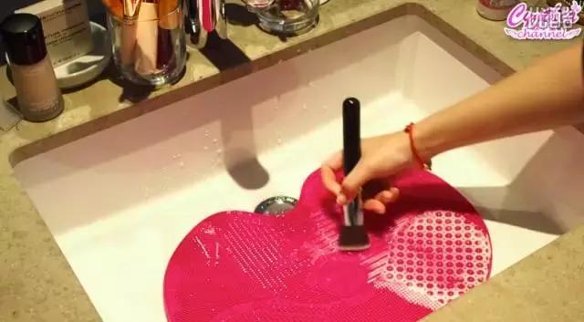 长期不清洗的化妆刷爆痘,化妆刷不干净会长痘吗