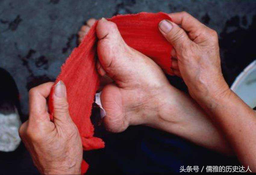 古代的缠足对女性的摧残有多大？为何古代男人们喜欢‘三寸金莲’