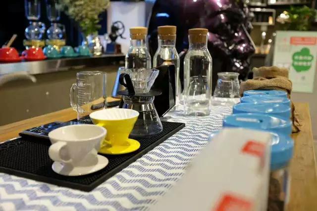 他辞去国企高管工作，把独立电影社搬进可以画画、喝咖啡的美术馆