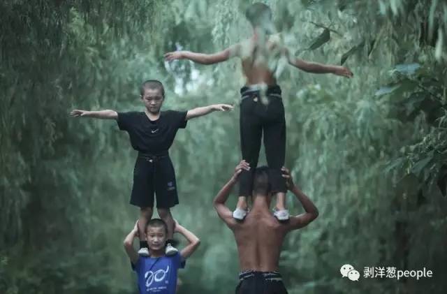 杂技拉韧带痛哭的视频,杂技拉韧带痛哭