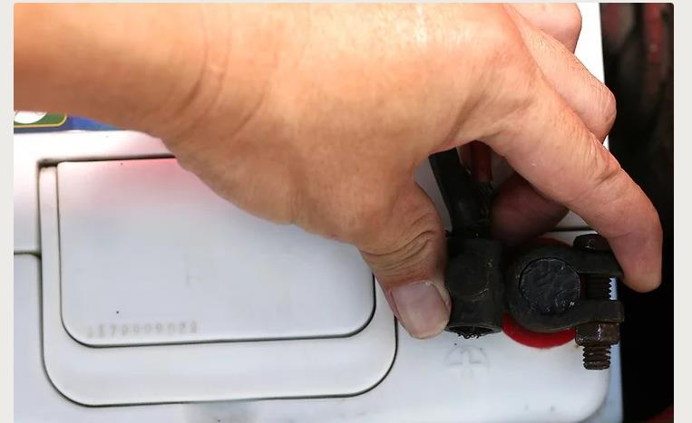 更换汽车蓄电池要换原装的吗,汽车更换蓄电池断电和不断电区别