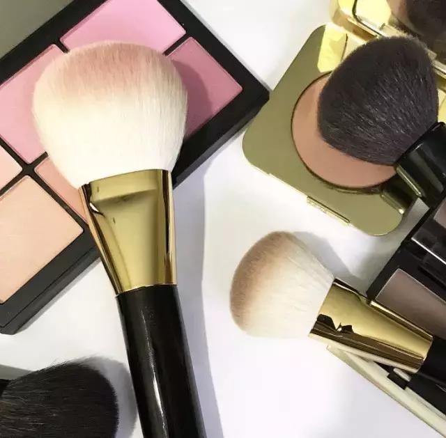 长期不清洗的化妆刷爆痘,化妆刷不干净会长痘吗