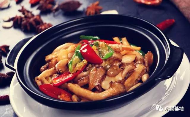 尽管经历了千百年,但你依然不能抵挡砂锅的醇香诱惑