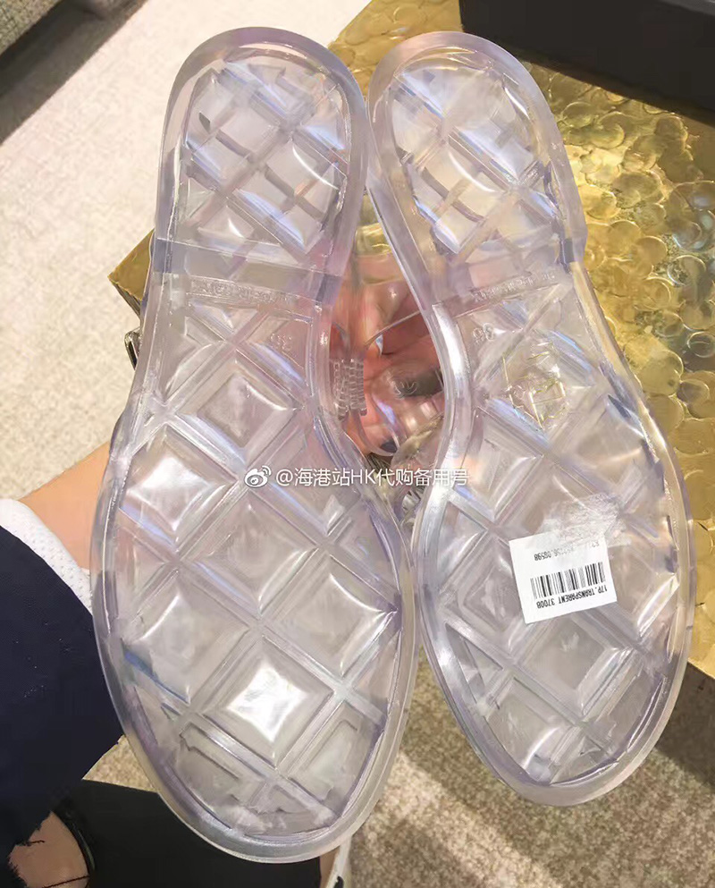 香奈儿卖价4000块一双的塑料凉鞋！竟然跟我童年时候9块钱一双的一样一样的