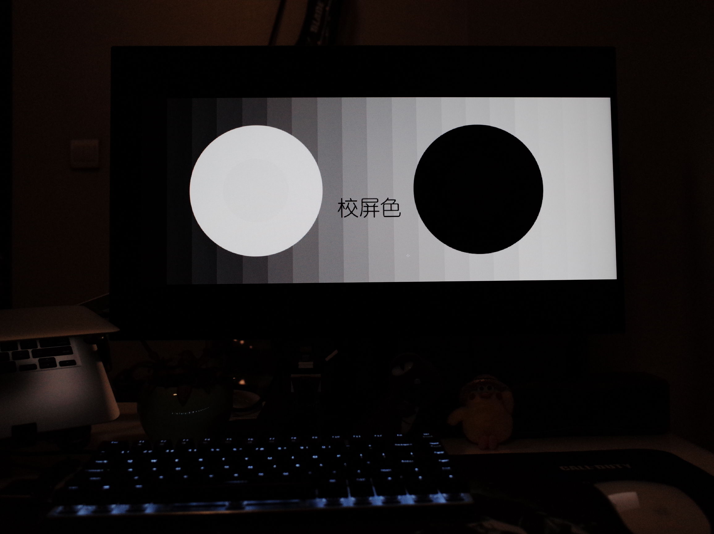 当笔记本*党**一直以为mac就是机制的时候，一定是忽略了显示器还有这样一种打开方式，外挂显示器的完整体验