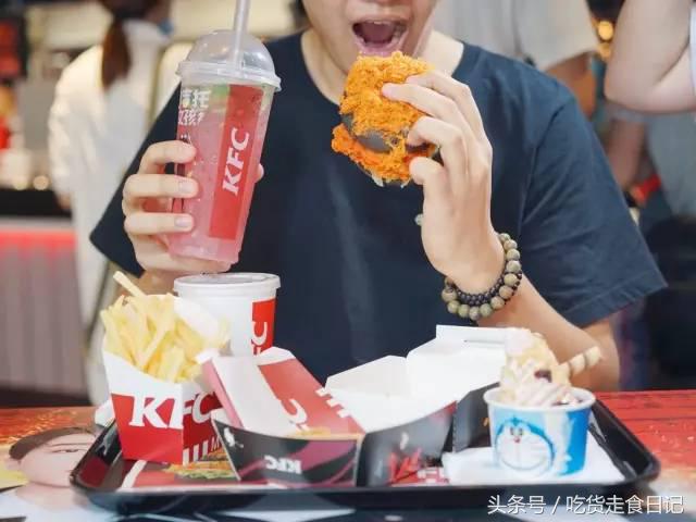 这款黑汉堡，颠覆了汉堡的认识，竟然找来TFboys代言？！