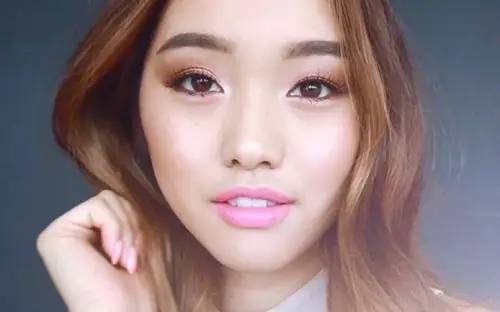 为什么美妆博主的口红都要涂出去 (美妆博主和普通人涂口红哪个好)