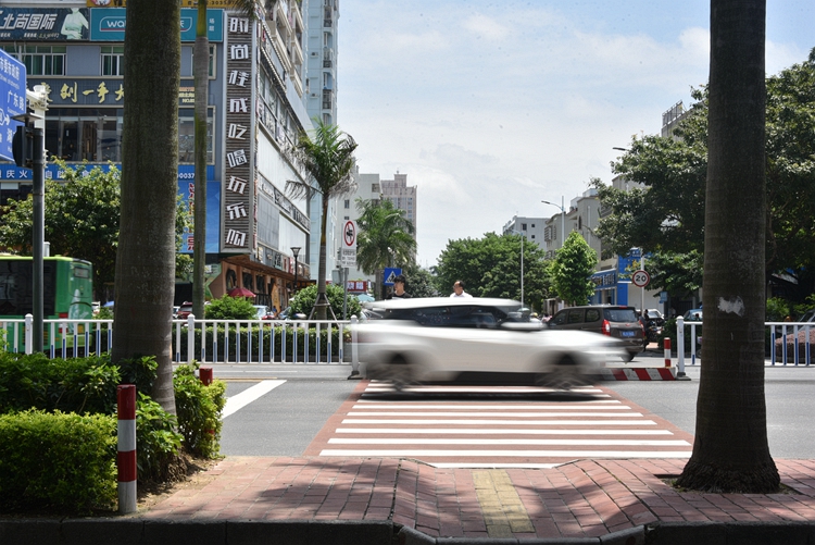 北海不礼让行人不扣分的视频,广西北海礼让行人监测点