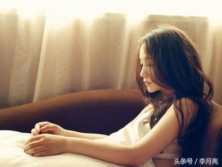 已婚男上司含情脉脉的看着你,心理学已婚男上司喜欢你的迹象