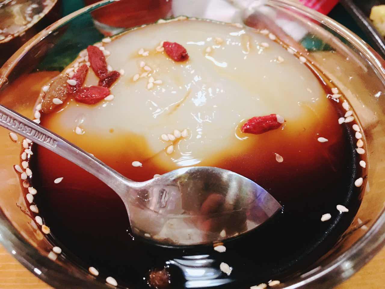 脚步丈量风情,在北京胡同里遇见嘻嘻辣串儿啤—嘻嘻辣东直门店记