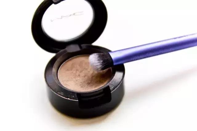 长期不清洗的化妆刷爆痘,化妆刷不干净会长痘吗