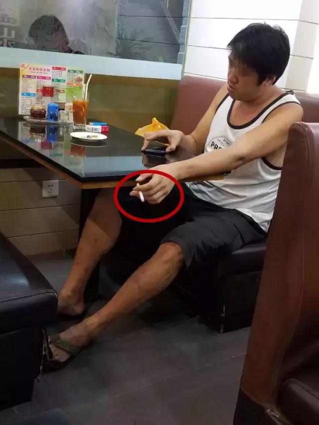 「曝光台」无视病人健康！某医院保安在大门口吸烟