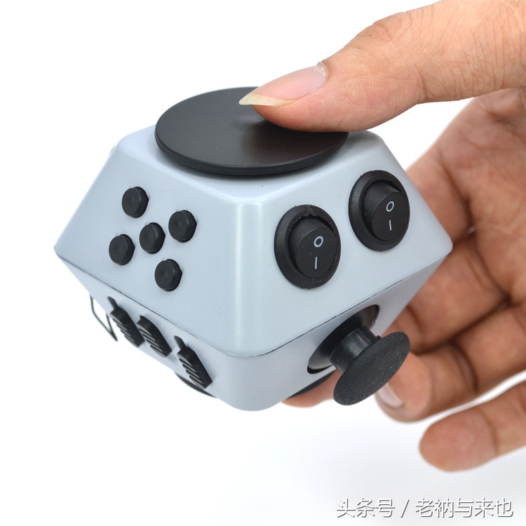 「伪测评」多功能-指尖陀螺（点烟器、补光灯、开瓶器、指南针）