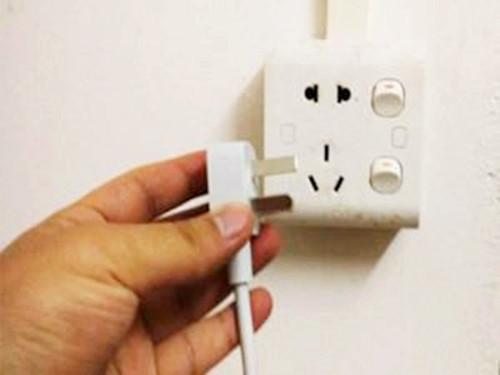 家里电路老是跳闸找谁报修,家里装暗线电工说有回电就会跳闸