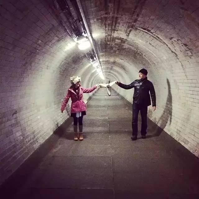 这家店9000件商品全是假货,人们却争相购买