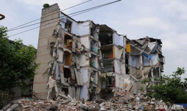 地震发生时安全的逃生方法100字,高楼发生地震时正确的逃生方法是