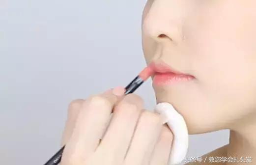 短发扎马尾好看的发型简单,短发发型怎么扎简单好看低马尾