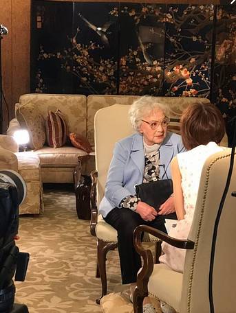 她是绝代美人,从影40余年演绎50多个形象,一生却只爱一个人