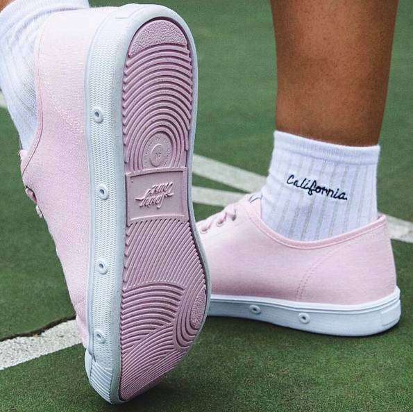 帆布鞋也能穿出女王风范,帆布鞋也能穿出高级感