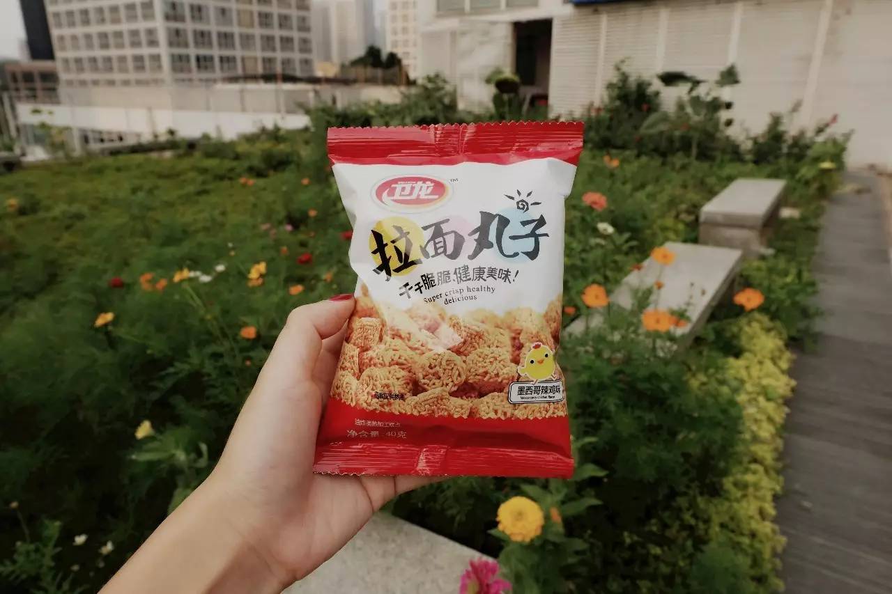 张君雅小浣熊小当家卫龙……谁才是真正的干脆面之王?