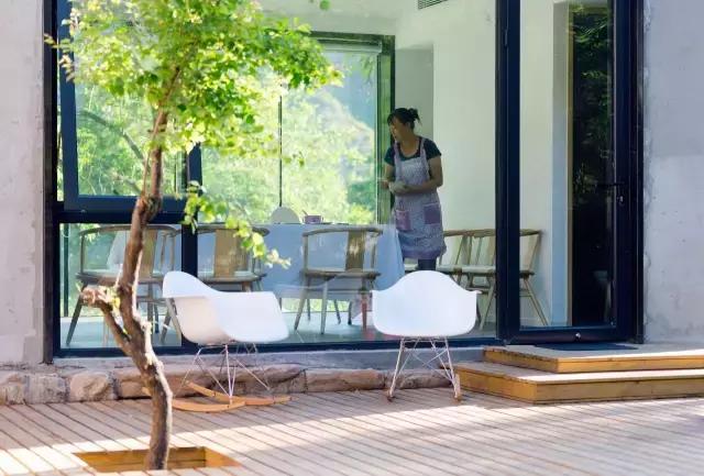 “麻麻,那是什么花?”“麻麻花呀!”