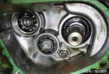 踏板摩托车后轮漏油是怎么处理,踏板摩托车后轮有油渍是什么原因