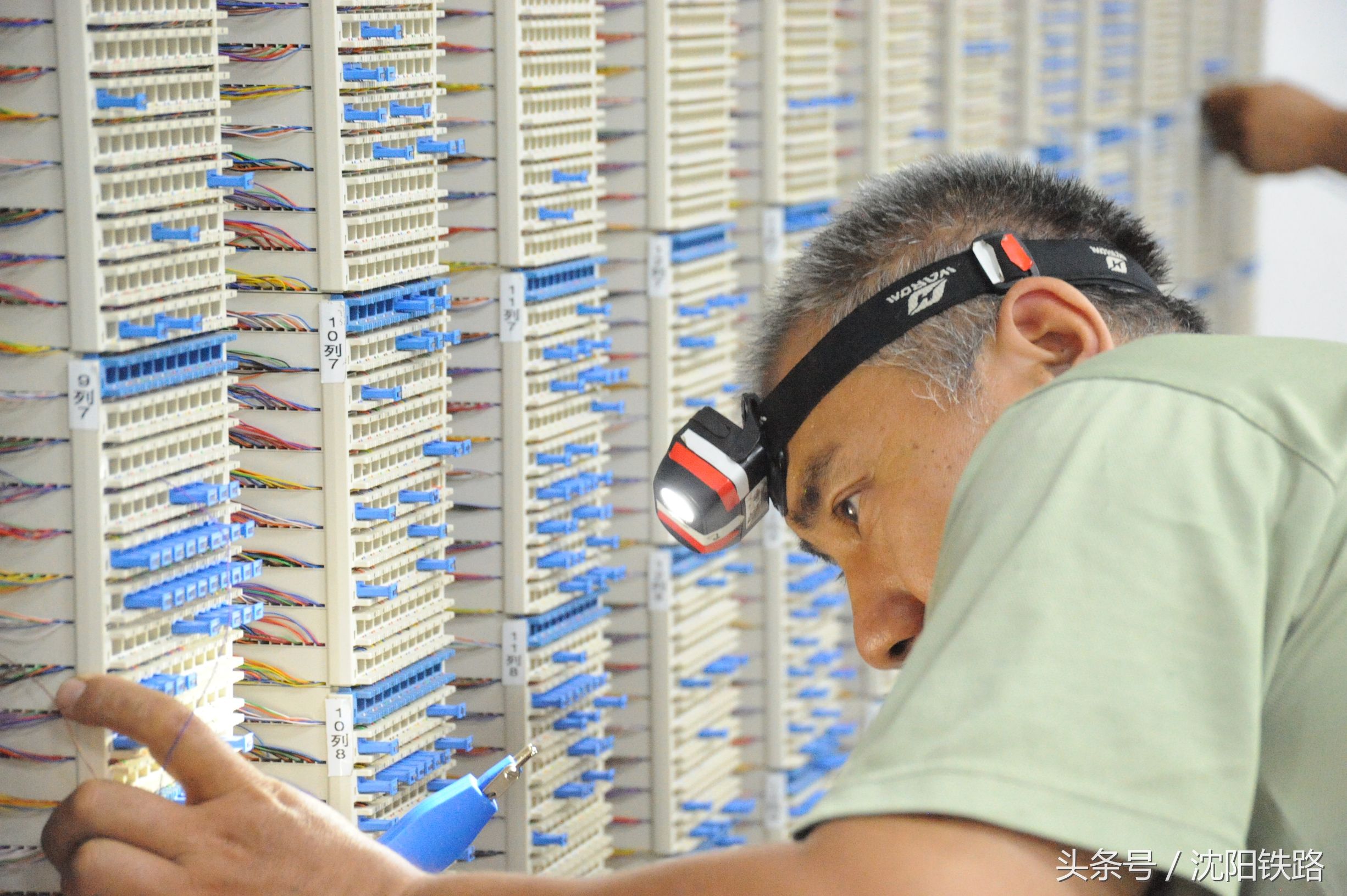 亲们在使用电话沟通联系的时候，是否知道为了铁路电话的畅通，有一伙人在机房里蛮拼滴！