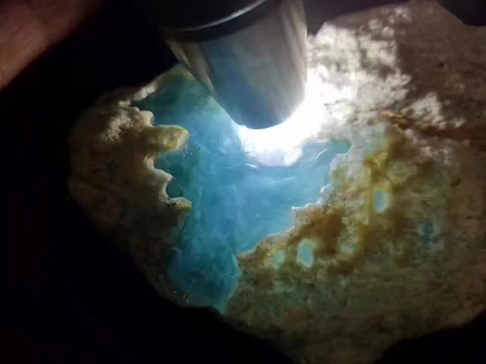 刚买来块5000的翡翠原石,开窗阳绿的翡翠原石能否时来运转