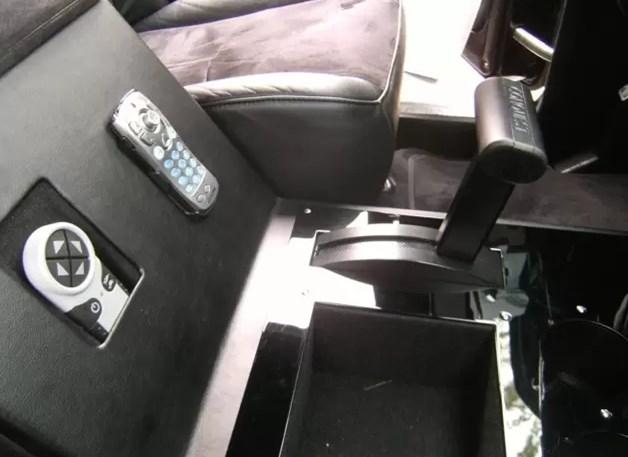 1500万骑士十五世去洗车，洗车员工直摇头：装甲车我们洗不了