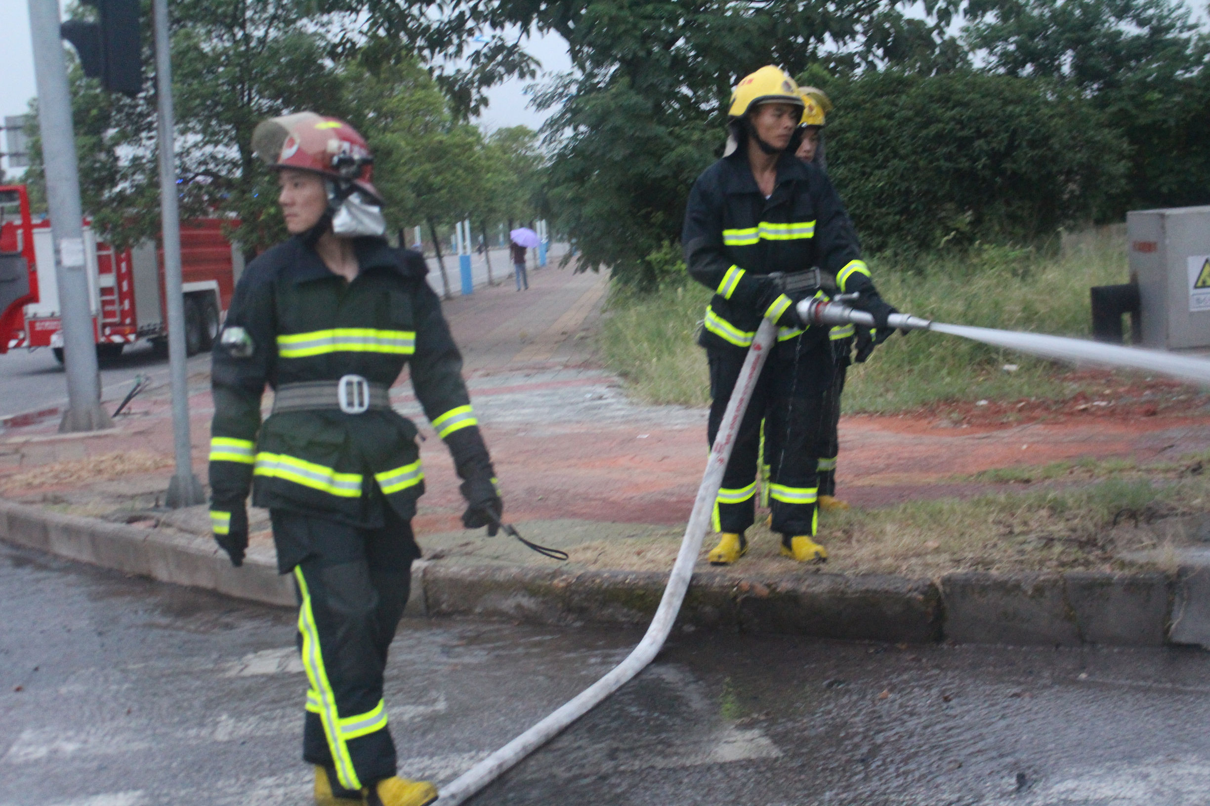 路上突然起火消防队迅速扑灭,摩托车起火民警飞奔救援30秒扑灭