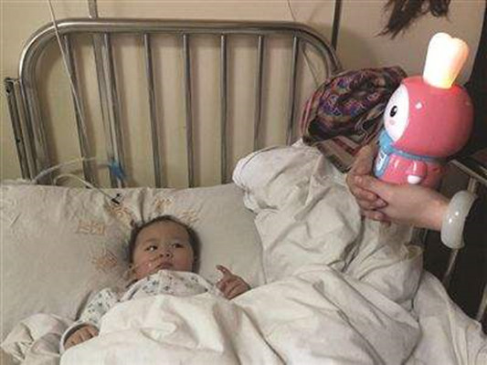 八个月宝宝头部突然红肿,40天婴儿出现猪毛风怎么办