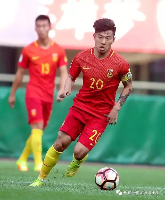 「亚泰青训再丰收」何超首次入选国足周大地入选U22国足
