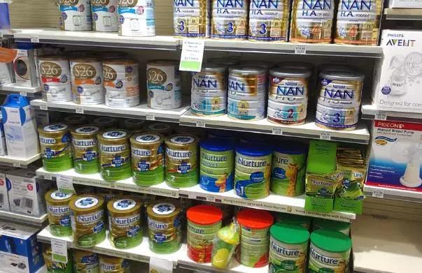 澳洲俩情侣买奶粉被白人打,澳大利亚情侣超市买奶粉被骂