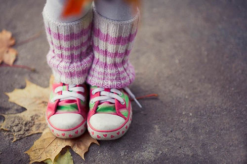 小孩衣服穿大一号还是刚刚好,小孩衣服可以买大一码明年穿吗