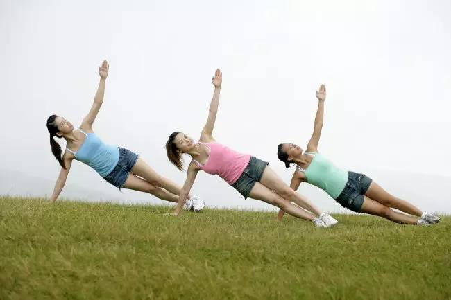 女子腹痛去医院该检查什么,年轻女子体检出了卵巢囊肿怎么办