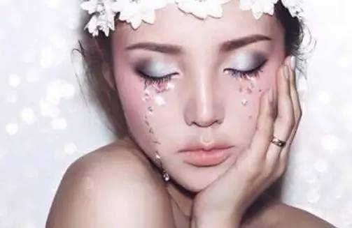 星级妆容化妆方法,简单妆容需要的化妆品