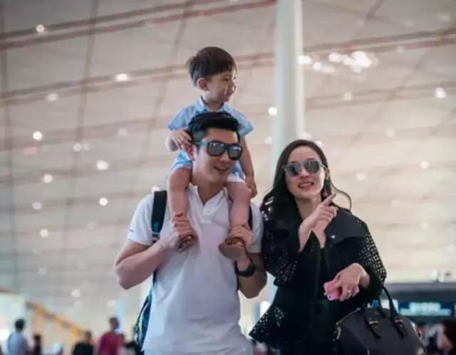 明星尬拍名场面,明星机场撞柱子尬舞