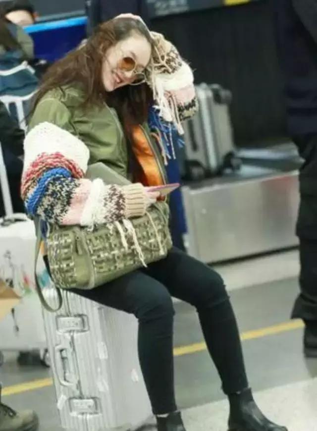 明星尬拍名场面,明星机场撞柱子尬舞