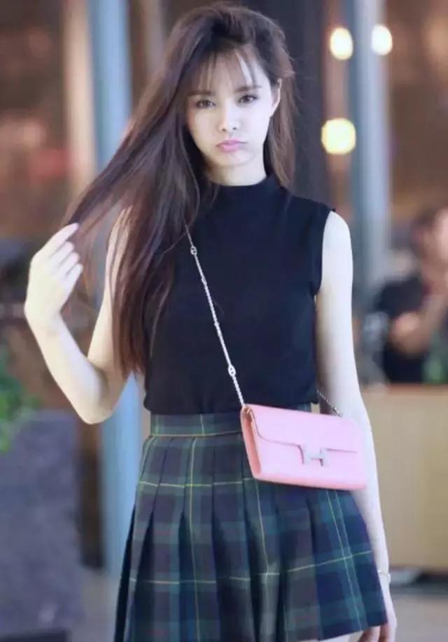 明星尬拍名场面,明星机场撞柱子尬舞