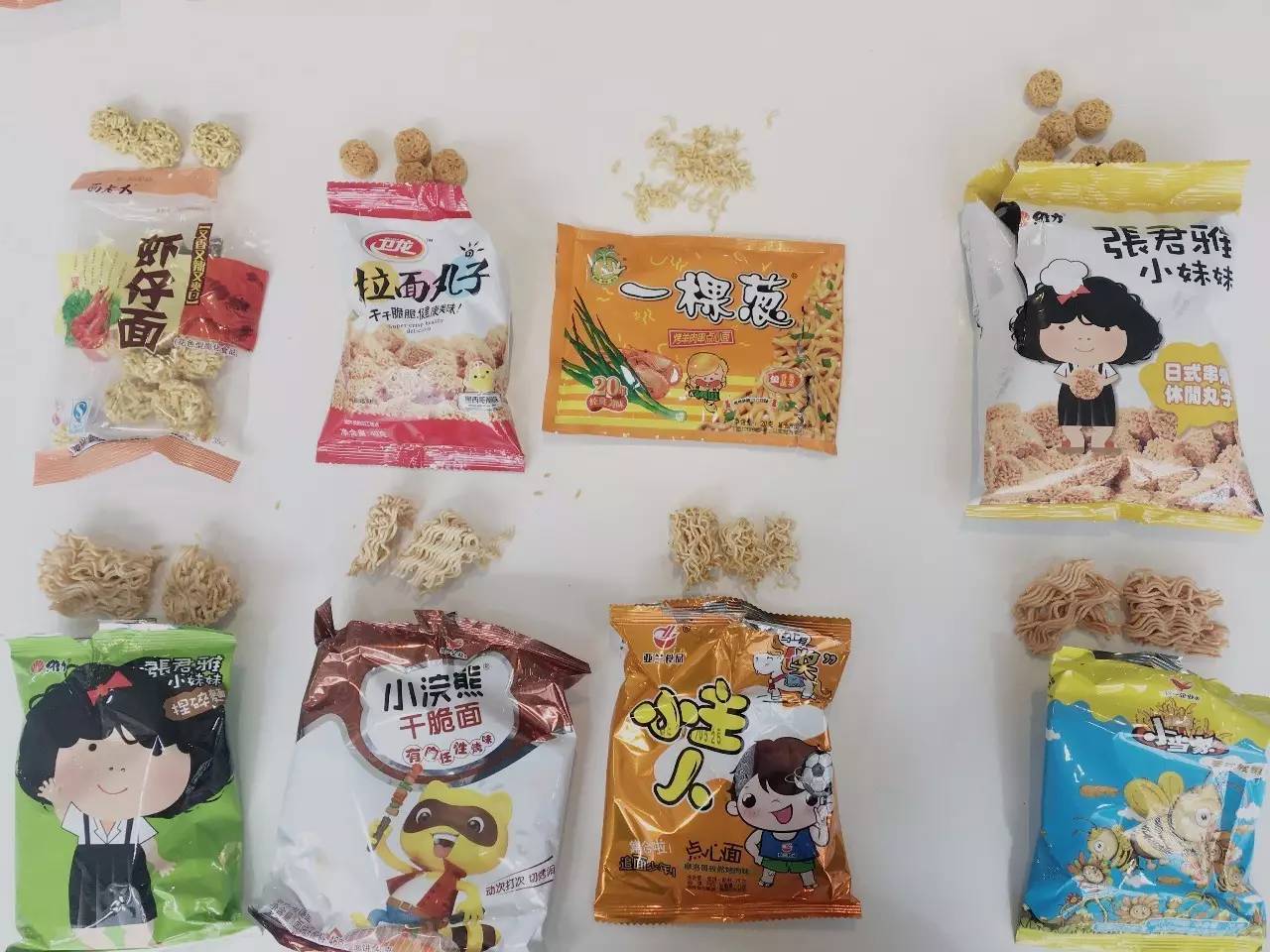 张君雅小浣熊小当家卫龙……谁才是真正的干脆面之王?