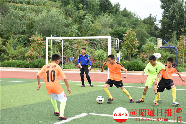 小学足球队挺进全市8强,组队打进全国总决赛