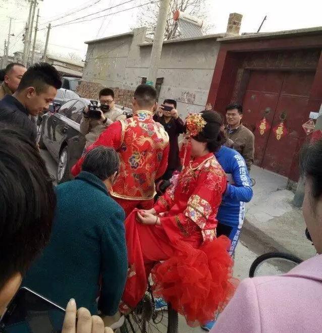东阿小伙结婚,淮南小伙骑自行车接亲