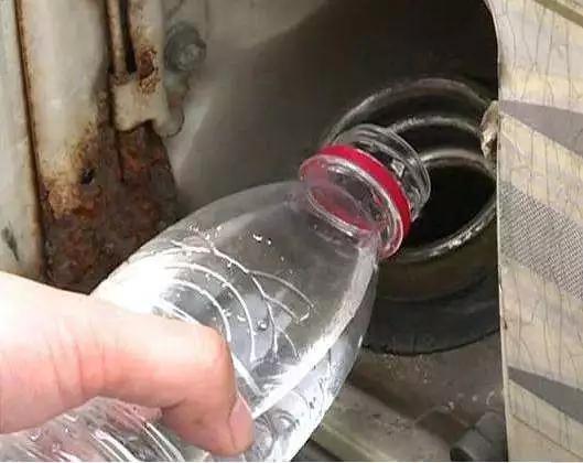 车没油了能不能加水,车子半路没油