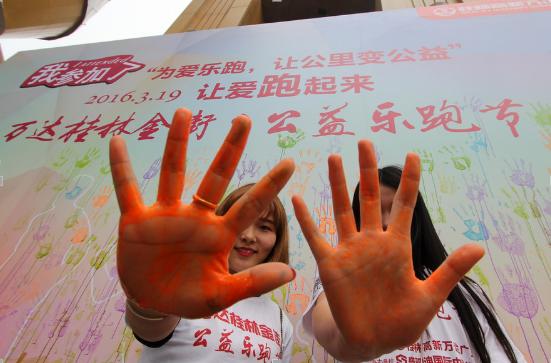 爆料！桂林现“A3姐手撕A4腰美女”