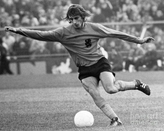 从荷兰飞人到巴萨教父，克鲁伊夫请带好足球去天堂